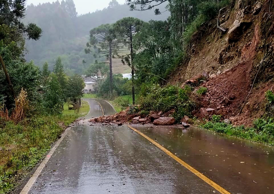 A Secretaria Municipal de Agricultura auxiliou na limpeza de vias onde houve queda de barreiras e na retirada de eucaliptos, com o apoio de moradores.