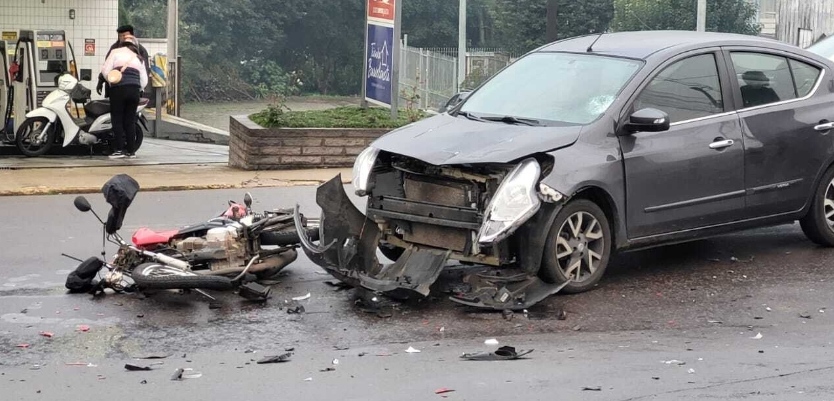 Colisão entre carro e moto deixa um ferido em Bento Gonçalves