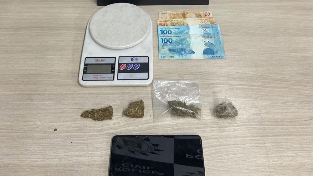 Homem é preso em flagrante por tráfico de drogas no bairro São Francisco