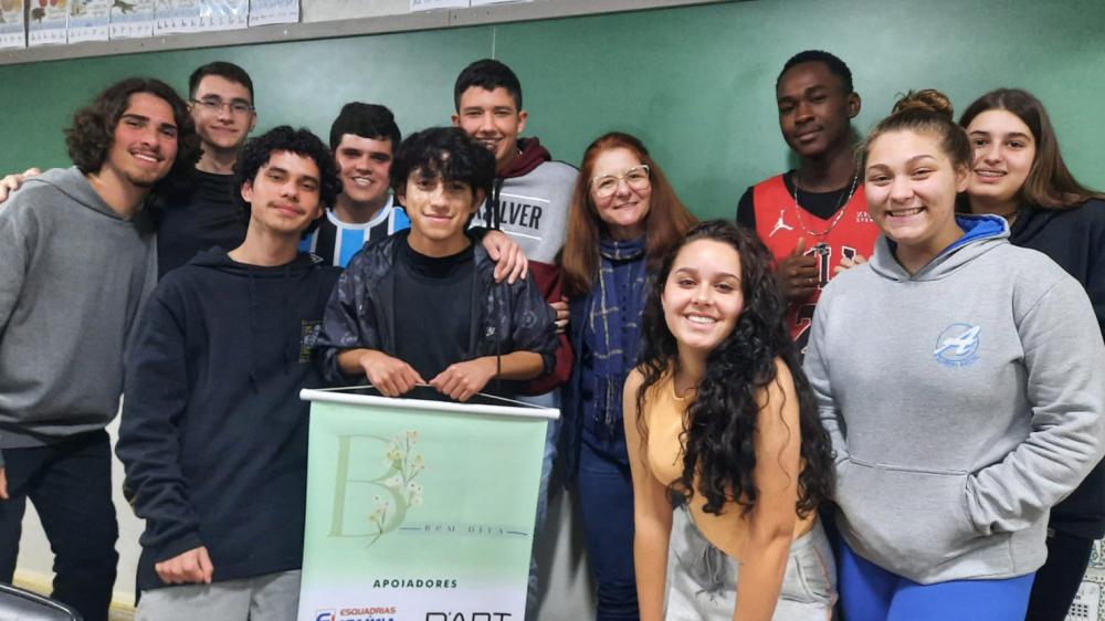 Em uma ação inédita, alunos do Instituto Estadual de Educação Cecília Meireles e Escola Municipal de Ensino Médio Alfredo Aveline se uniram para colocarem a “mão da massa” e criarem uma empresa. Crédito: Divulgação