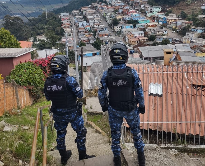 Dois homens são presos por tráfico de entorpecentes no bairro Tancredo Neves