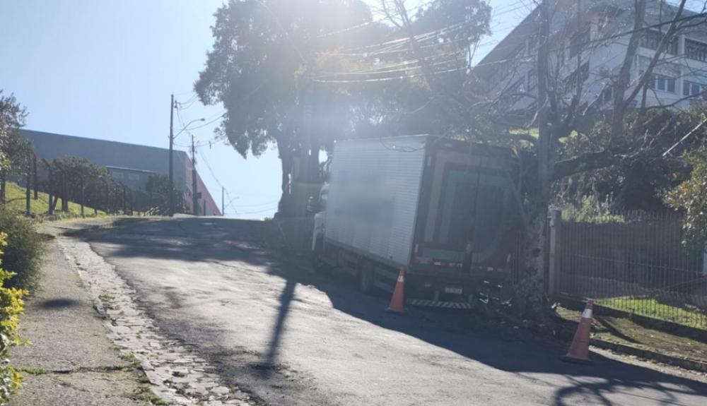 Caminhão colide contra árvore em Bento Gonçalves