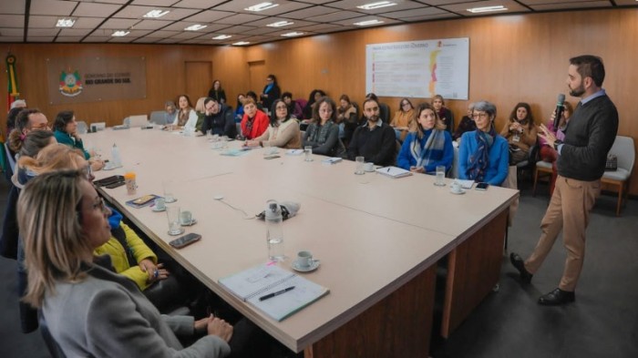 Gabriel Souza apresentou o mapeamento inédito dos recursos para a primeira infância na Reunião do Ceipi -Foto: Joel Vargas/Ascom GVG