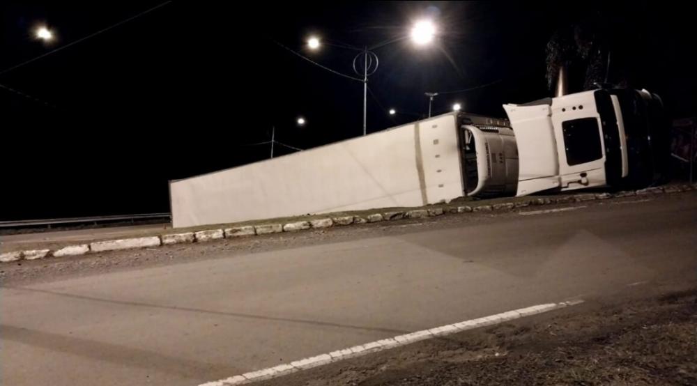 Carreta tomba na BR-470 em Garibaldi