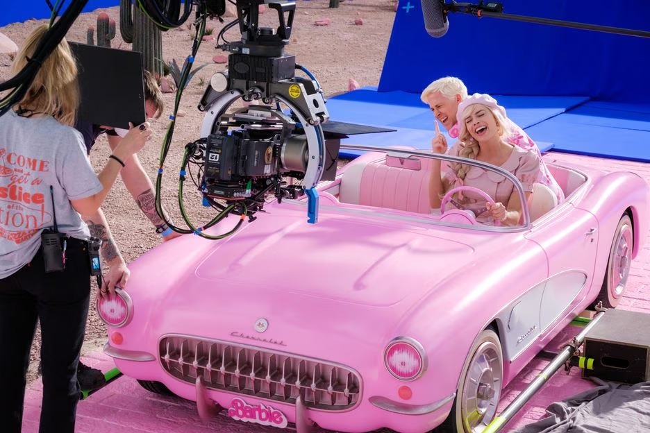 Margot Robbie e Ryan Gosling no set de filmagem de Barbie Foto: Jaap Buitendijk/Warner Bros
