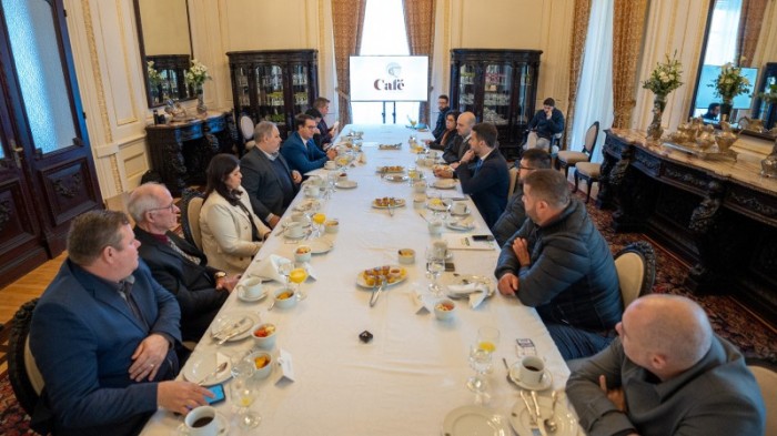 Leite recebeu os prefeitos na Ala Residencial do Palácio Piratini -Foto: Maurício Tonetto/Secom