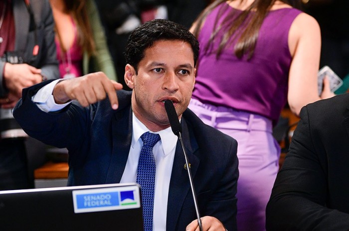 Senador Rodrigo Cunha apresentou proposta que regulamenta a autorização e o uso de imagens e áudios de pessoas falecidas, por meio do emprego de tecnologias como a Inteligência Artificial - Foto: Pedro França/Agência Senado