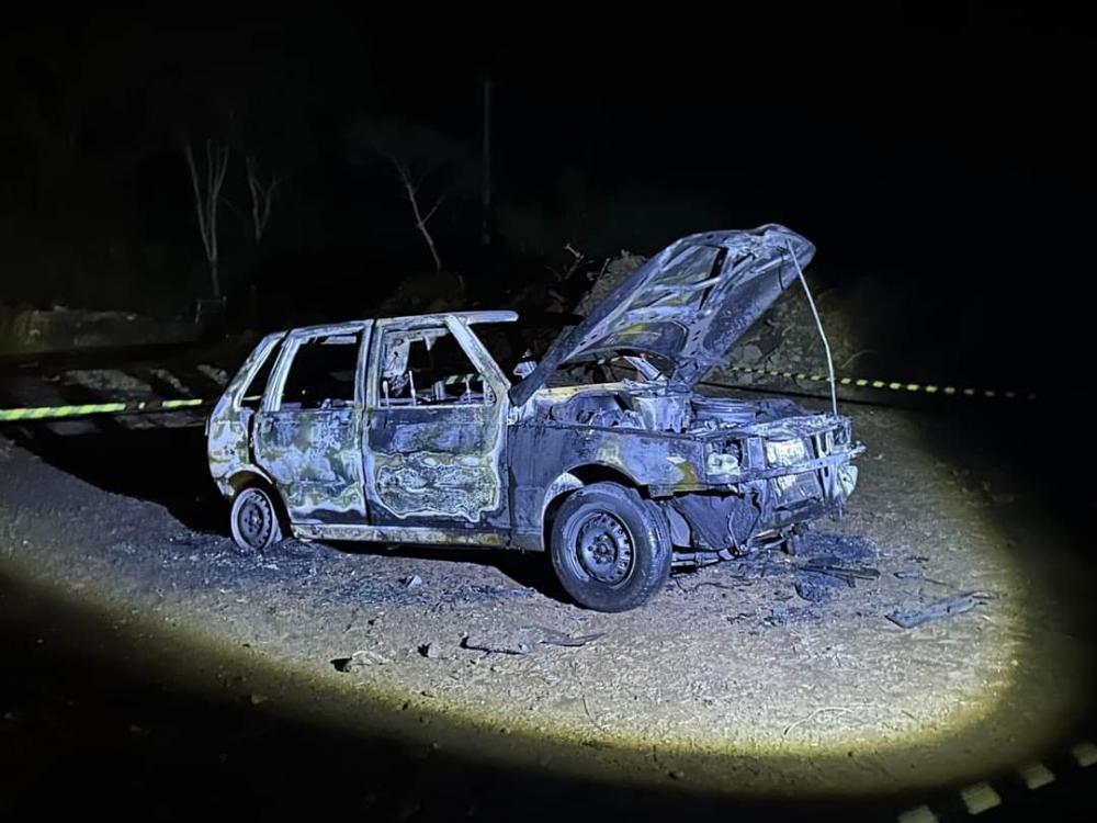 Duas pessoas são encontradas carbonizadas dentro de veículo em Carlos Barbosa