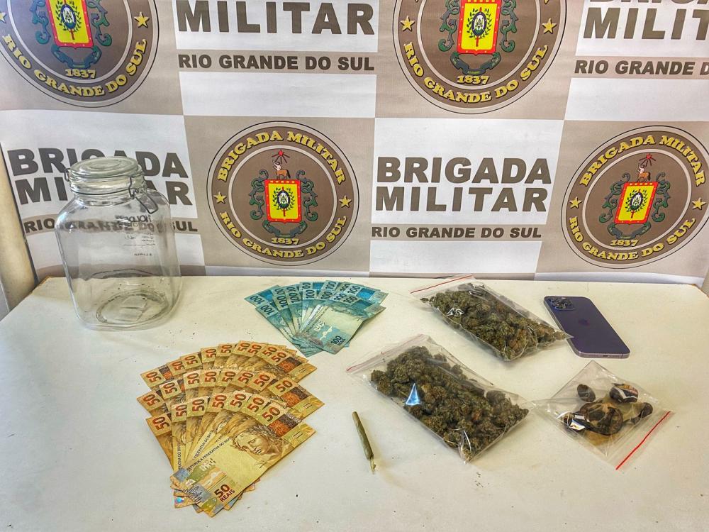 Homem tenta fugir de abordagem policial e é preso por tráfico de drogas