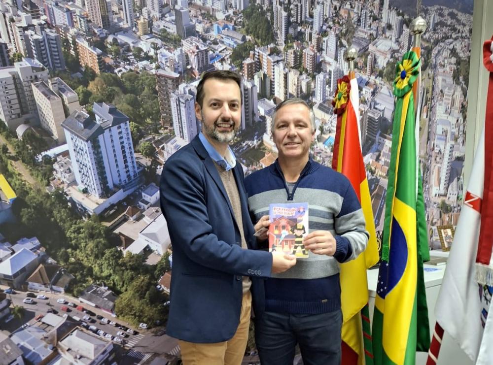 Projeto Bombeiro nos Bairros é apresentado ao presidente da Câmara