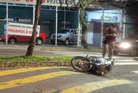Mulher fica ferida após colisão de motocicleta em árvore em Bento