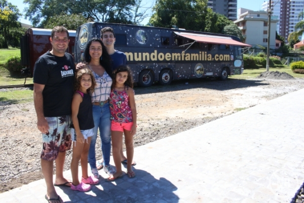 Bento recebe família que dá volta ao mundo de ônibus