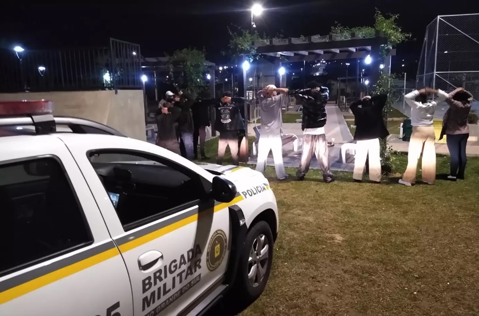 BM flagra menores de idade consumindo bebida alcóolica em Carlos Barbosa