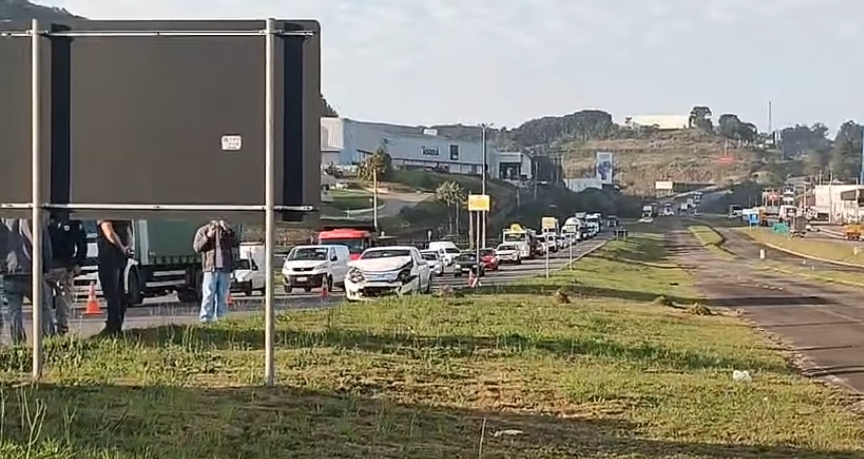Acidente de trânsito deixa um ferido no trevo da Telasul