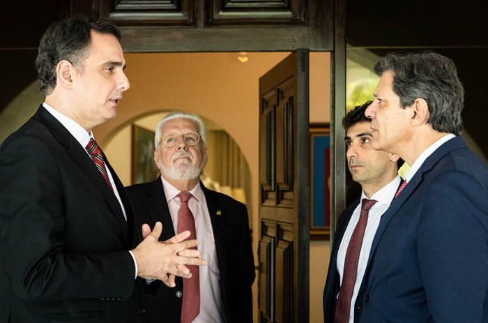 Senadores Rodrigo Pacheco e Jaques Wagner discutiram a pauta econômica com o ministro da Fazenda Fernando Haddad e Gabriel Galípolo, hoje diretor do BC - Foto: JOCARLOS