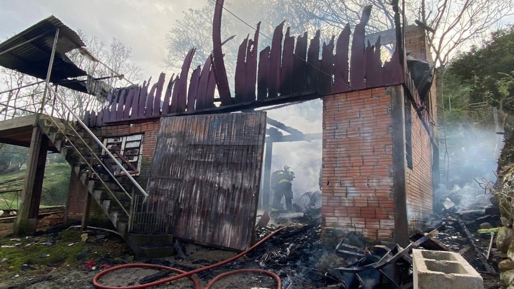 Residência é incendiada em Bento Gonçalves