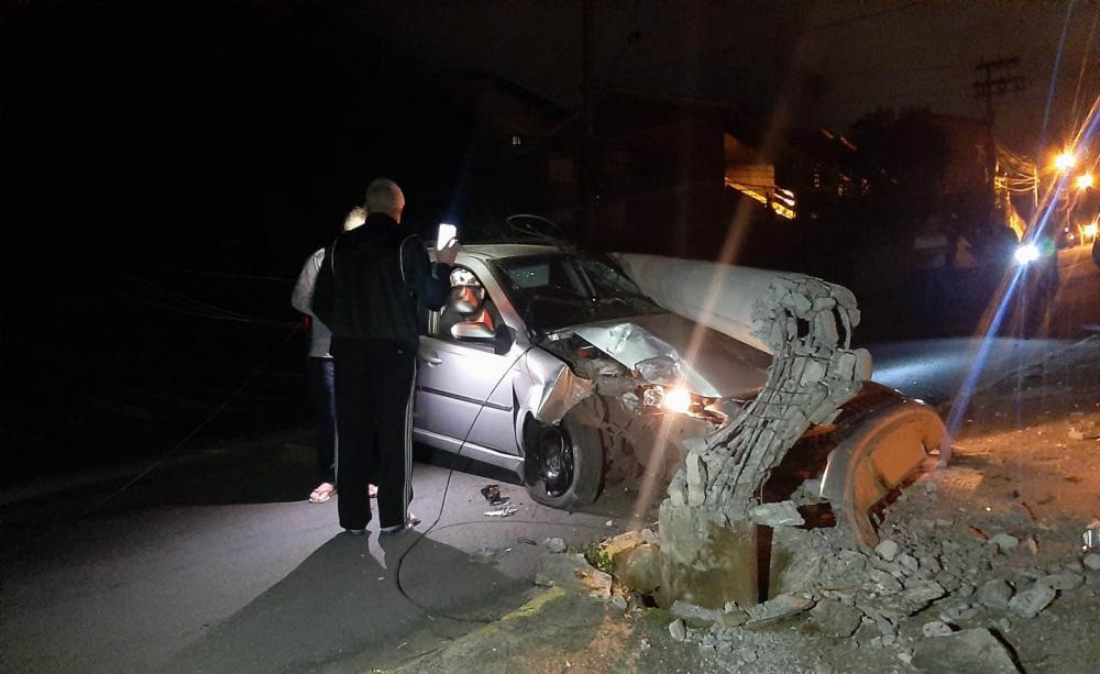 Carro colide em poste e deixa um ferido em Bento Gonçalves