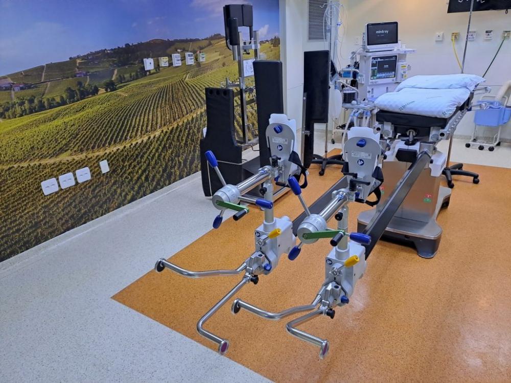 O design inteligente e os elementos de fibra de carbono do equipamento facilitam o acesso aos locais cirúrgicos, tornando-a uma opção ideal para uma ampla gama de procedimentos médicos. 