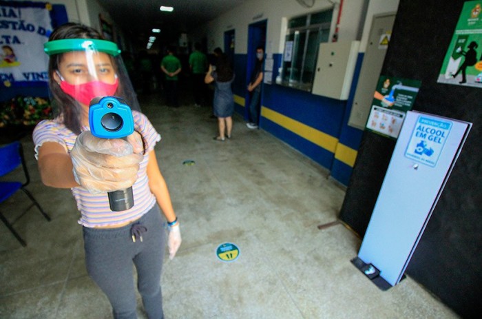 Medição de temperatura em escola da rede pública de Manaus durante a pandemia de covid-19, em 2020 - Foto: Marcio James/Semcom