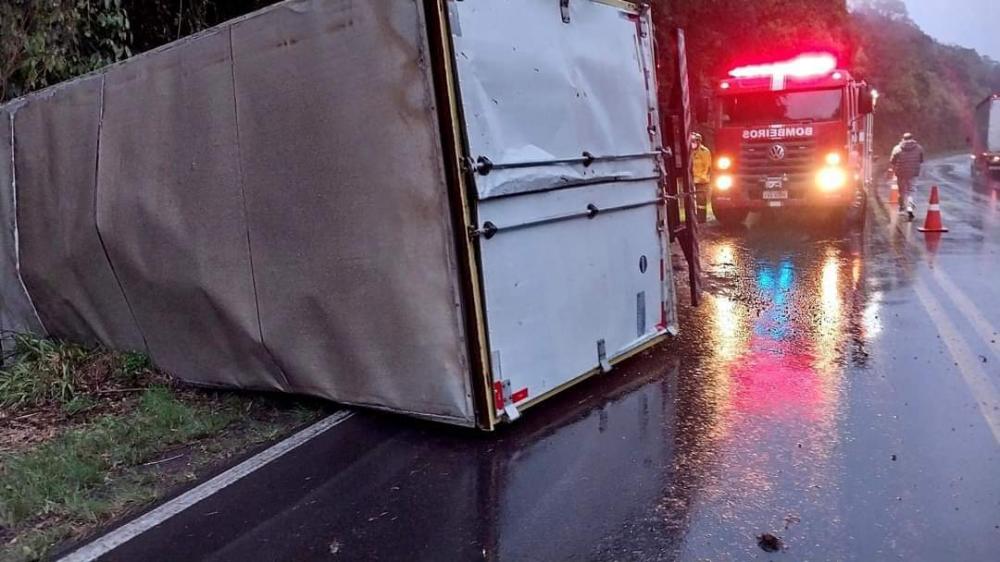 Caminhão tomba no meio da rodovia no interior de Carlos Barbosa
