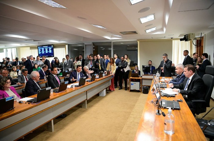 Senadores em reunião da Comissão de Assuntos Econômicos, no início de julho - Foto: Pedro França/Agência Senado