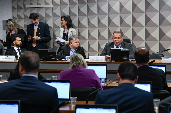 Comissão mista que analisa medida provisória que reajustou salário mínimo é presidida pelo senador Eduardo Gomes (ao microfone) - Foto: Roque de Sá/Agência Senado