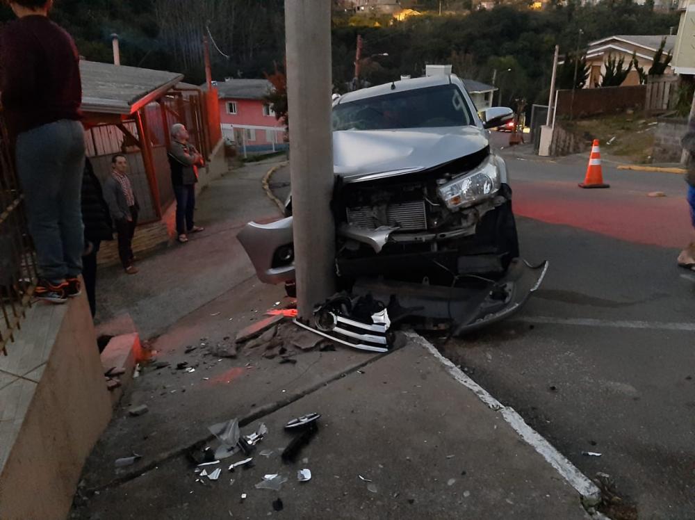 Mais um veículo atinge poste em rua no bairro Santa Helena em Bento