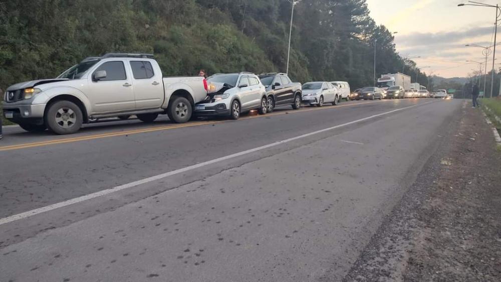 Engavetamento entre cinco veículos deixa trânsito lento na BR-470