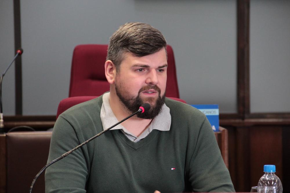 Vereadores votam veto do atendimento voluntário de psicólogos e assistentes sociais nas escolas de Bento