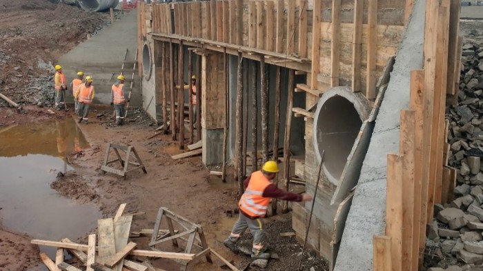 Equipes de trabalho executam serviços na ponte da ERS-474 -Foto: Raphael Nunes/Ascom EGR