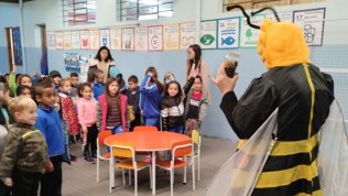 Os alunos receberam apresentações artísticas e realizaram brincadeiras. Crédito: Divulgação