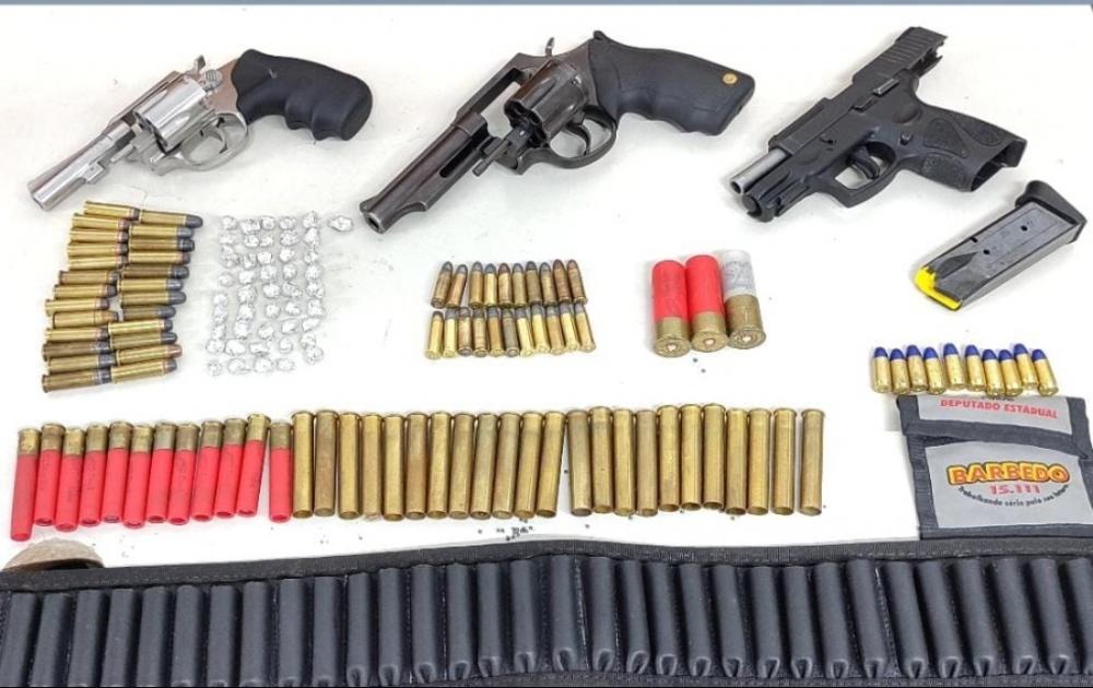 Trio é preso com armas, drogas e motocicleta furtada em Bento Gonçalves