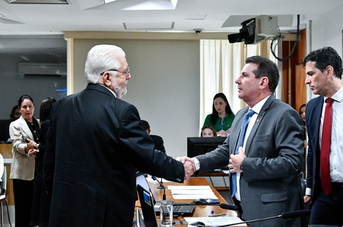Jaques Wagner, autor da proposta, cumprimenta o presidente da CAE, Vanderlan Cardoso - Foto: Geraldo Magela/Agência Senado