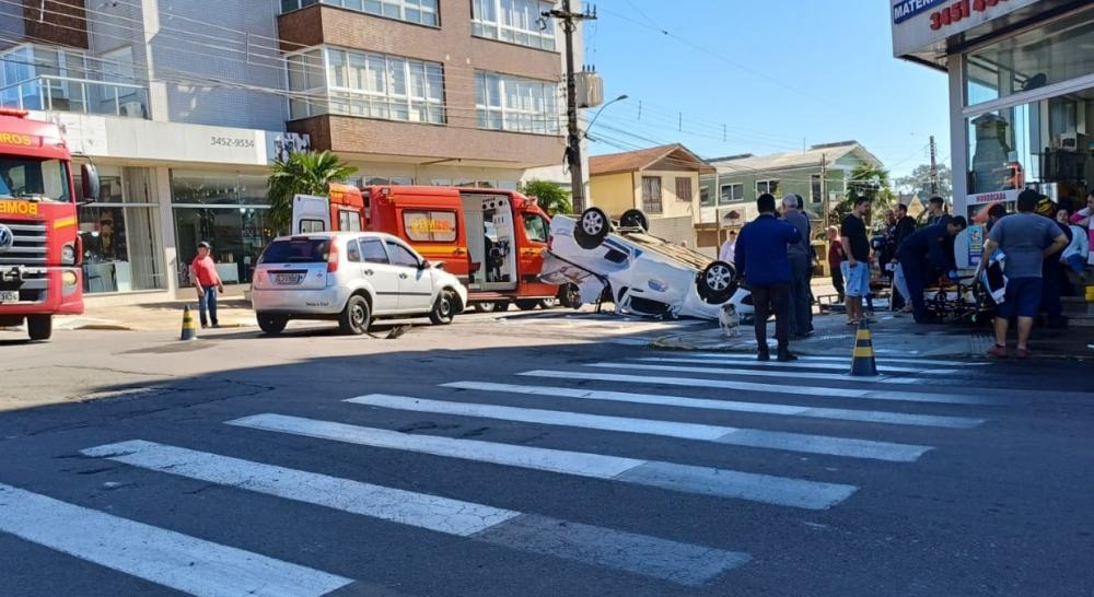 Acidente de trânsito deixa mulher ferida em cruzamento no bairro São Roque, em Bento Gonçalves