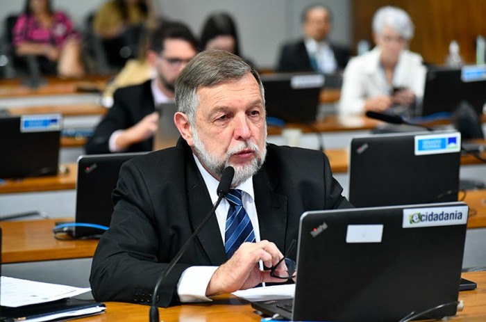 Arns leu o relatório de Izalci Lucas - Foto: Geraldo Magela/Agência Senado