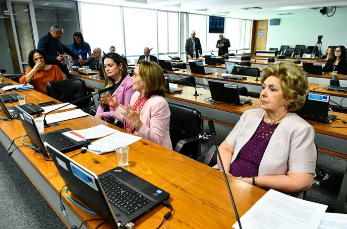 Para a relatora, Ivete da Silveira (D), a proposta tem grande impacto social - Foto: Geraldo Magela/Agência Senado