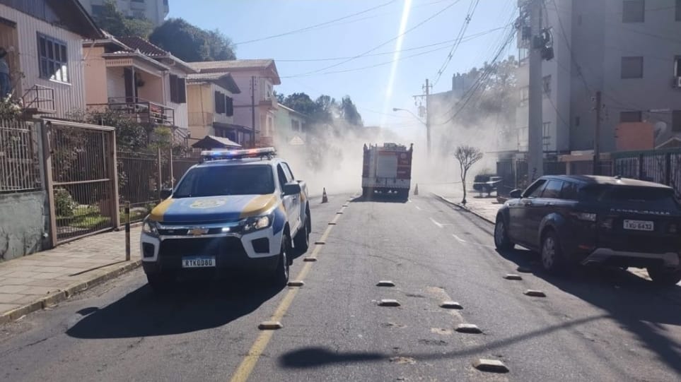 Poste de energia elétrica pega fogo em Bento Gonçalves