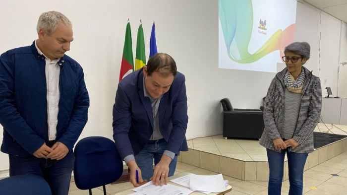 Prefeito de Lagoa Vermelha, Gustavo Bonotto, assinou o ato de adesão do município ao programa -Foto: Cássio Machado/Ascom SAS