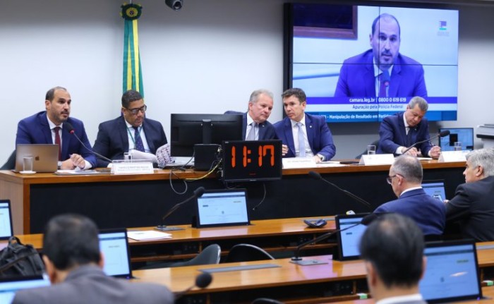 Fabrício Rocha (E): empresas sediadas fora do País são um desafio para a polícia - (Foto: Vinicius Loures/Câmara dos Deputados)