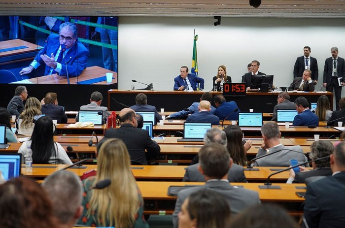 Reunião da Comissão Mista de Orçamento, em abril: emendas devem ser apresentadas à CMO até as 11h desta quinta - Foto: Pablo Valadares/Câmara dos Deputados