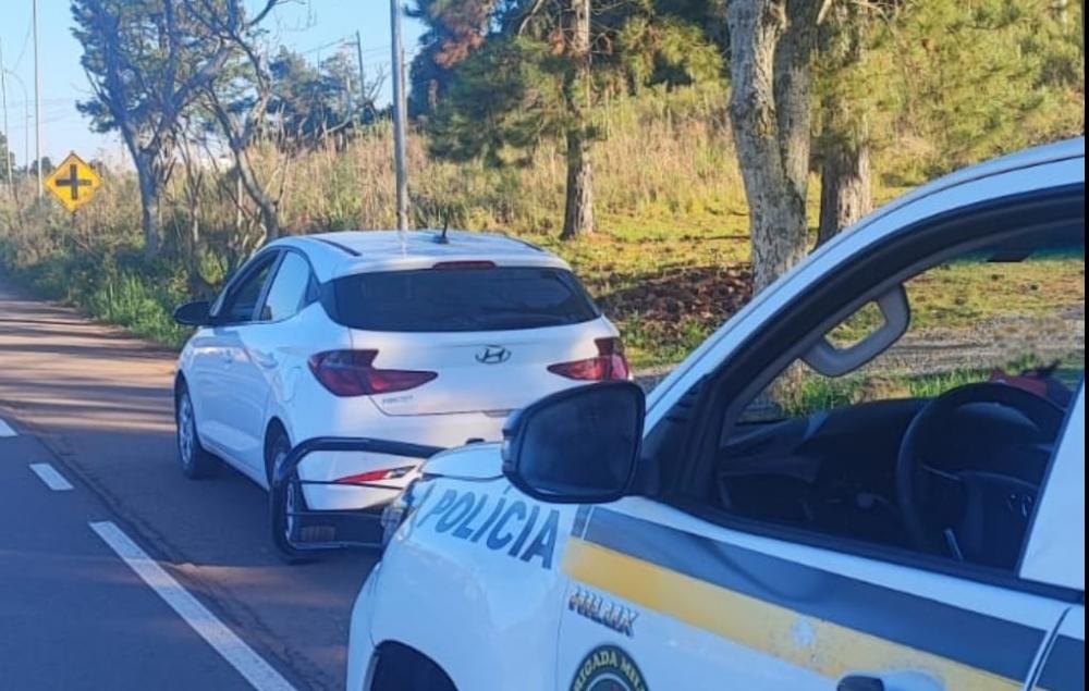 Menores de idade são apreendidos com porções de drogas e veículo clonado