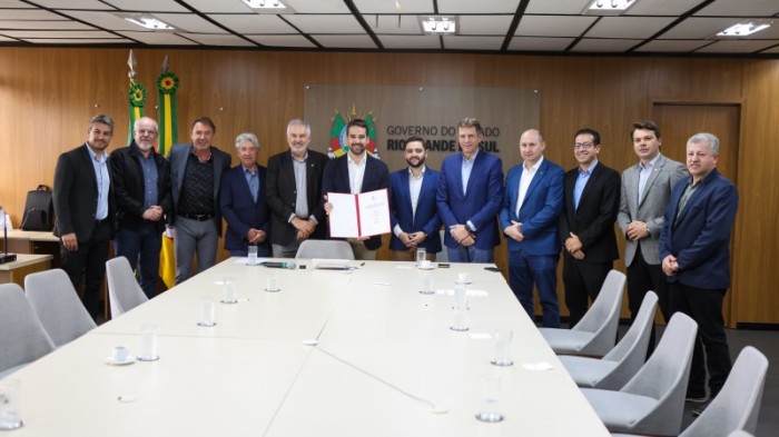 Eduardo Leite, Gabriel Souza e secretário Ernani Polo se reuniram com empresários do setor no Caff -Foto: Grégori Bertó/Secom