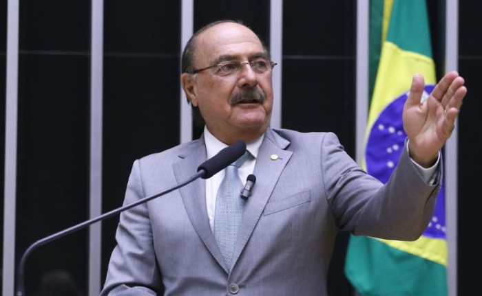 Calil inseriu emenda que exige aferição das condições do requerente - (Foto: Vinicius Loures / Câmara dos Deputados)