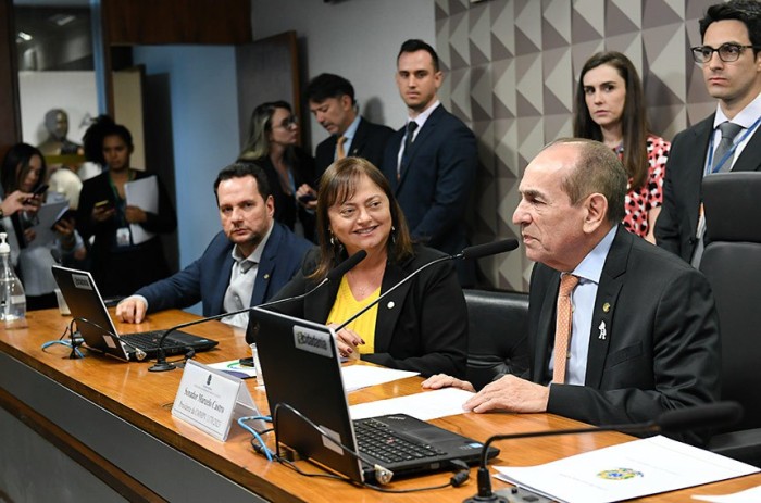 O presidente da comissão, senador Marcelo Castro (à dir.), com a relatora, deputada Alice Portugal, e o vice, deputado Josenildo - Foto: Roque de Sá/Agência Senado