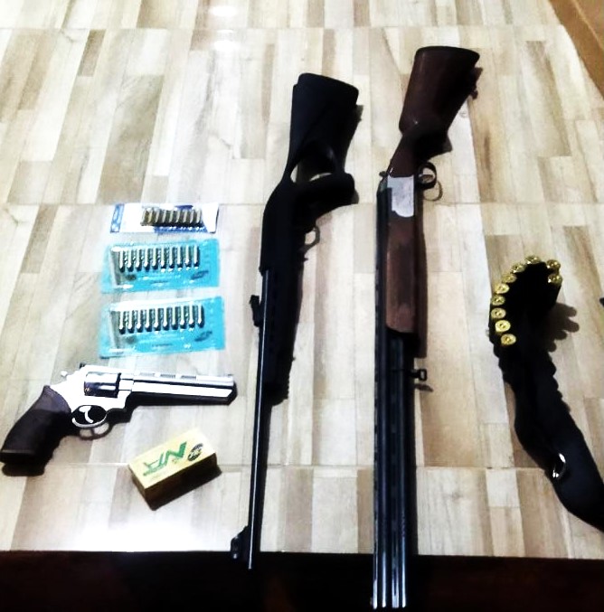 Após bater em mulher, homem é preso com 3 armas e quase 100 munições