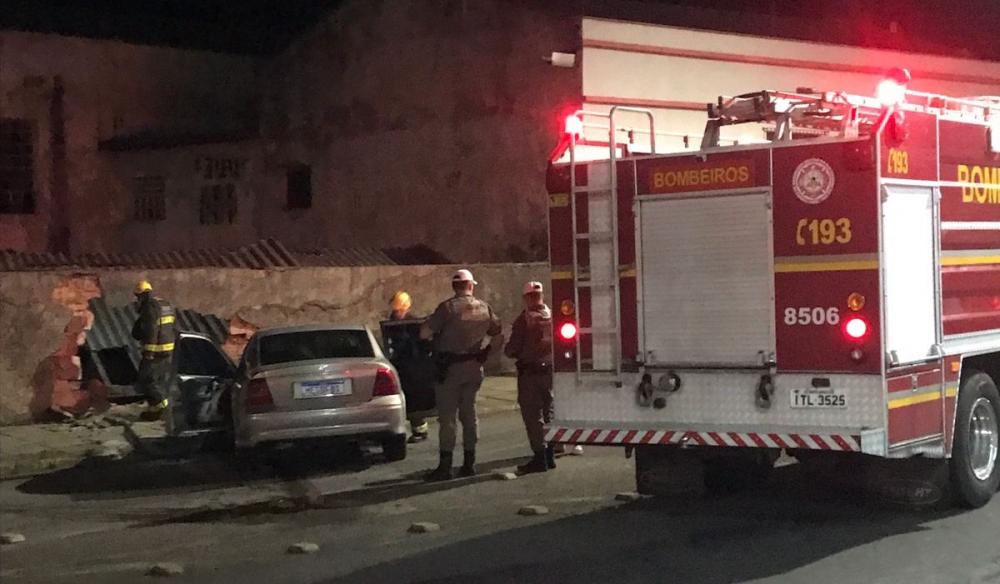 Veículo destrói muro em acidente e motorista não é encontrado