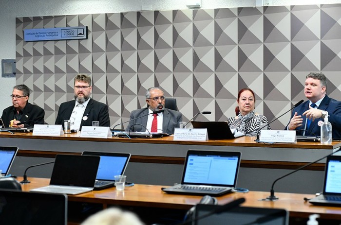 O presidente da CDH, Paulo Paim (C), comandou o debate - Foto: Geraldo MagelaAgência Senado