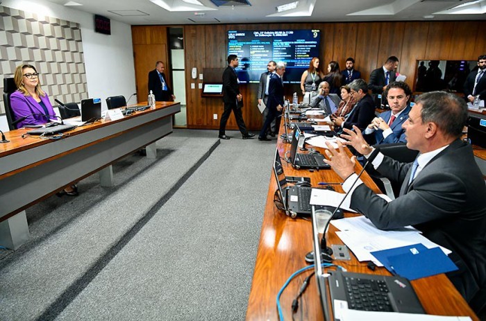 Senadores em reunião da Comissão de Meio Ambiente, presidida por Leila Barros - Foto: Geraldo Magela/Agência Senado