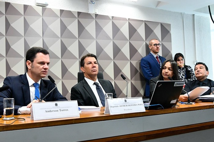 Ao questionar Anderson Torres, a senadora Eliziane Gama apontou contradição entre a versão apresentada pelo ex-ministro e o depoimento do delegado da Polícia Federal Leandro Almada - Foto: Geraldo Magela/Agência Senado