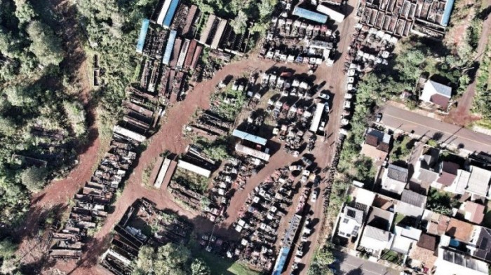 Força-tarefa foi realizada em uma empresa de desmontagem irregular de caminhões -Foto: Divulgação SSP